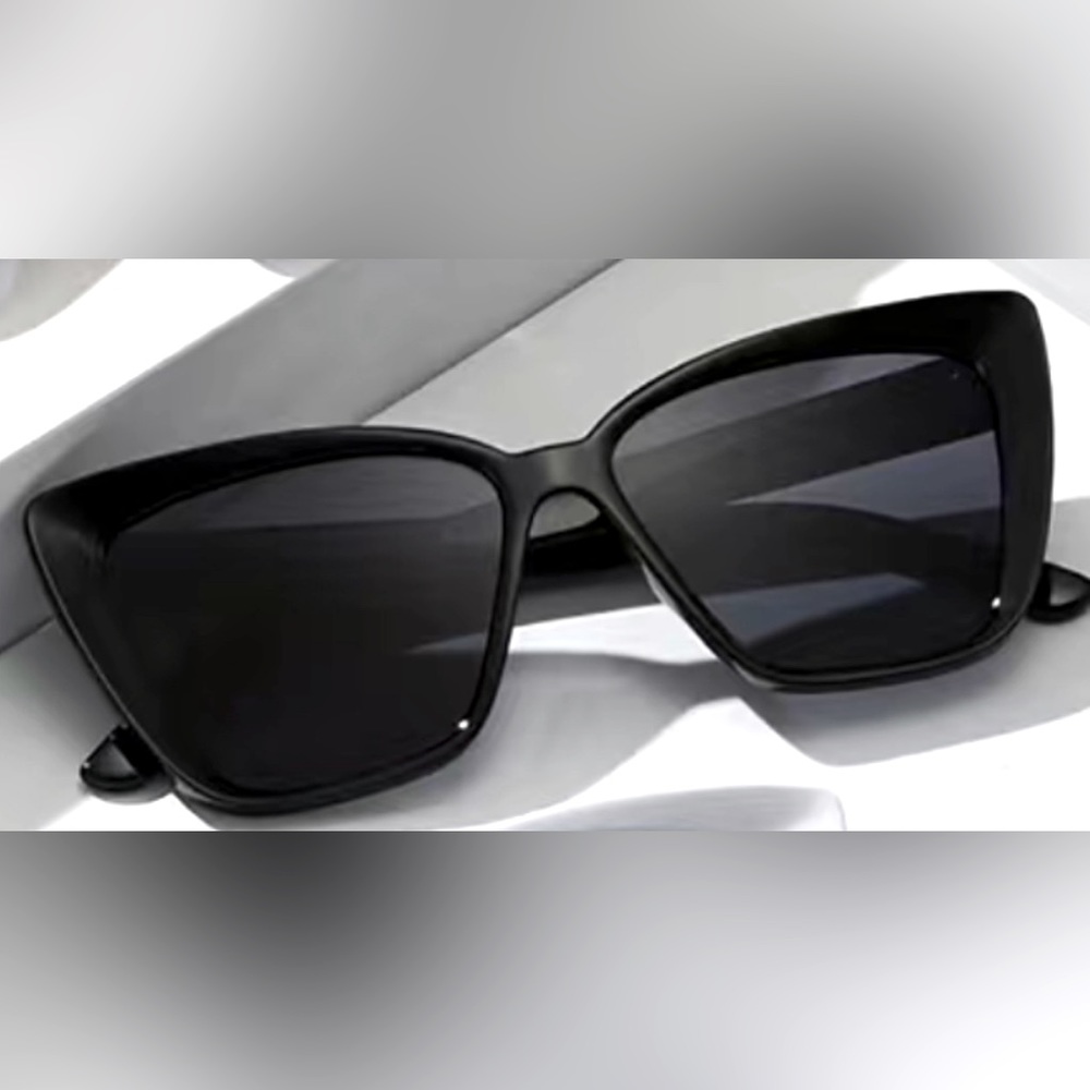 Target super stylish all black sunnies with blue tinted lenses. Super sheik!👓🖤